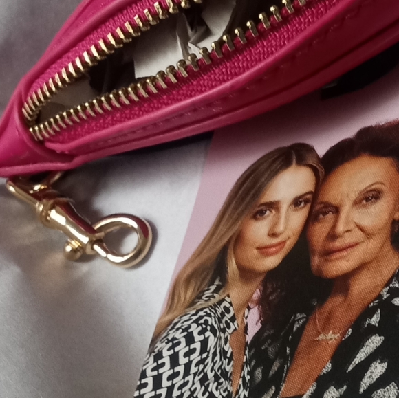 Diane von Furstenberg Pink Lip Shaped Coin Purse/Pouch - Picture 11 of 14